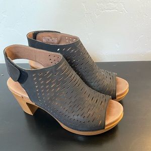 Dansko Danae Block Heel Sandals.  Black, Size 39 (EUR) or 8.5-9 (US).